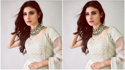 Mouni further accessorised her look for the day in a statement neck choker featuring emerald stone details from the house of Kohar by kanika. (Instagram/@imouniroy)