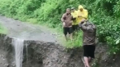 Uttarakhand cloudburst: SDRF teams engage in rescue operation in Sarkhet village, Raipur block in Dehradun. (ANI) Uttarakhand cloudburst: SDRF teams engage in rescue operation in Sarkhet village, Raipur block in Dehradun. (ANI)