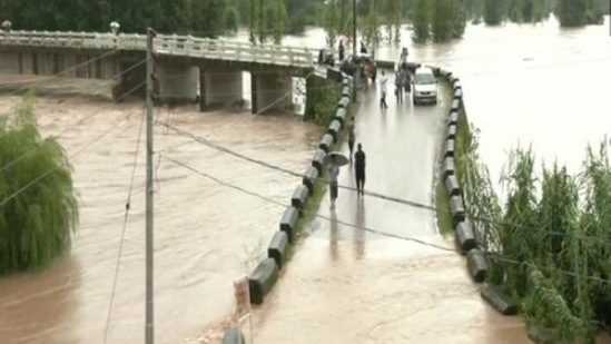 Tourists, locals face difficulties as flashfloods hit Himachal(ANI)
