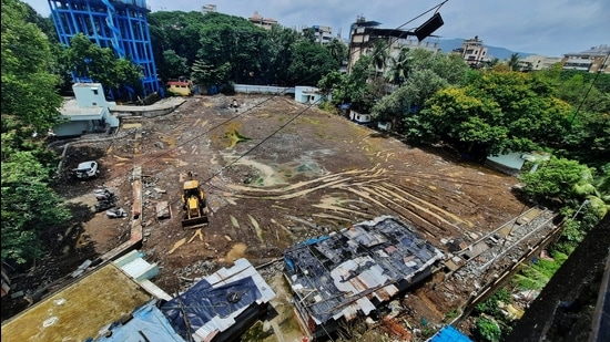The Gaondevi Maidan that was dug up by the Thane Municipal Corporation for construction of an underground parking facility. Four years on, the residents are still waiting for resurfacing of the ground. (PRAFUL GANGURDE/HT PHOTO)