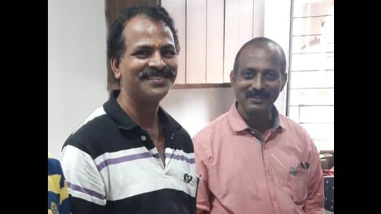 Honest Thane auto driver Sunil Salunke (left) with the police constable Santosh Prabhakar Rodekar, whose wallet was found in his auto and which he returned. (PRAFUL GANGURDE/HT PHOTO)