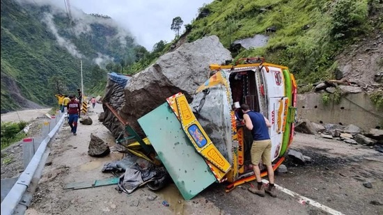 A bus which was damaged during a landslide on the Chandigarh-Manali Highway on Saturday. (HT Photo)
