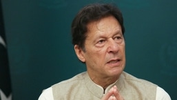 FOTO DE ARQUIVO: O ex-primeiro-ministro do Paquistão Imran Khan durante uma entrevista.