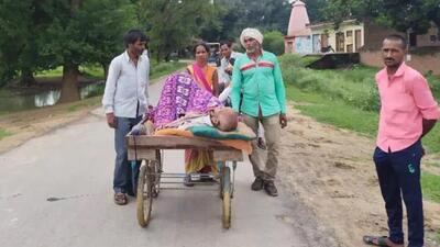 The journalists claimed that no ambulance arrived and the family was not getting benefits of government schemes. The journalists claimed that no ambulance arrived and the family was not getting benefits of government schemes.