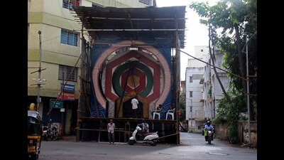 Ganesh pandal installation at Sadashiv peth on Sunday. (Ravindra Joshi/HT PHOTO) Ganesh pandal installation at Sadashiv peth on Sunday. (Ravindra Joshi/HT PHOTO)