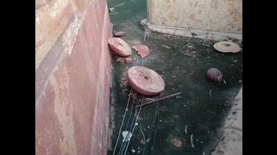 The fallen pieces and damaged pinnacle of the minaret at Jami Masjid in Fatehpur Sikri in Agra. (HT photo)