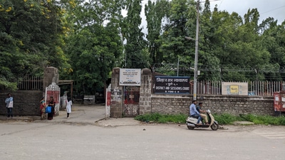 Litigants and lawyers visiting the district court at Shivajinagar are facing inconvenience due to dysfunctional display boards for the past several months. (Shankar Narayan/HT PHOTO)
