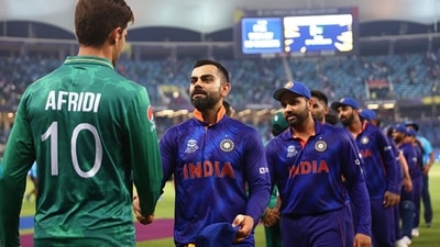 Shaheen Afridi of Pakistan and Virat Kohli of India shake hands. (Getty) Shaheen Afridi of Pakistan and Virat Kohli of India shake hands. (Getty)
