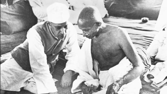 Mahatma Gandhi and former prime minister Pandit Jawaharlal Nehru during the All India Conference Committee Session in 1942, when the ‘Quit India’ resolution was adopted. (Getty images)