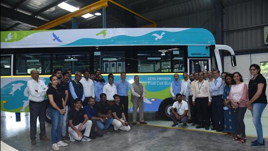 Union minister Dr Jitendra Singh (centre) on Sunday officially unveiled India’s first indigenously developed hydrogen fuel cell bus in Pune. (HT PHOTO) Union minister Dr Jitendra Singh (centre) on Sunday officially unveiled India’s first indigenously developed hydrogen fuel cell bus in Pune. (HT PHOTO)