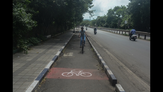 Cyclist rides on Baner road on cycle lane, (Shankar Narayan/HT PHOTO)