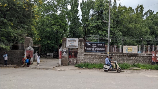 Litigants and lawyers visiting the district court at Shivajinagar are facing inconvenience due to dysfunctional display boards for the past several months. (Shankar Narayan/HT PHOTO)