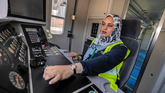 Hind Omar, otra conductora de metro egipcia, pilotea un simulador de tren de tamaño real.  Hind, graduada en administración de empresas y madre de dos hijos, dijo que quería forjar un nuevo camino en un país donde solo el 14,3 por ciento de las mujeres tienen un empleo formal, según estadísticas de 2020. (AFP)