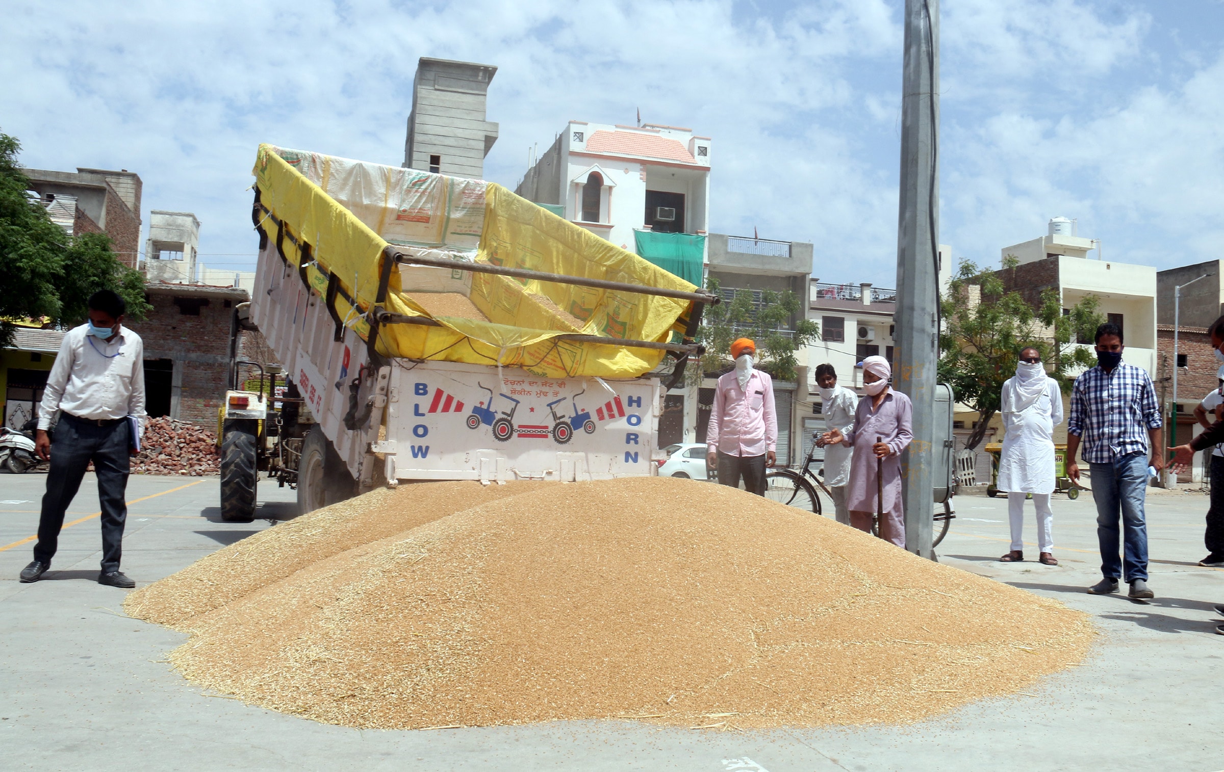 Food grain being unloaded at a grain market in Bathinda. (Sanjeev Kumar/HT Photo)