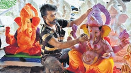 A sculptor gives final touches to a Ganesh idol at Walekhar wadi in Chinchwad.  (HT PHOTO)