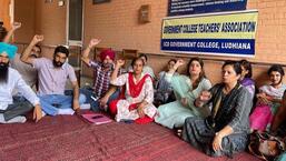 Protest by SCD Government college teachers against the state government regarding non-implementation of 7th pay commission underway in Ludhiana. (HT PHOTO)