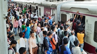 Overcrowded trains at Kalwa railway station. Commuters have threatened to protest if situation does not improve. (PRAFUL GANGURDE/HT PHOTO) Overcrowded trains at Kalwa railway station. Commuters have threatened to protest if situation does not improve. (PRAFUL GANGURDE/HT PHOTO)