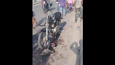 According to eye-witnesses, the truck first hit a girl who was riding a scooter and then rammed into the motorcycle. After hitting the two-wheelers, it ran over two other teenagers. (Harpreet Kaur/HT)