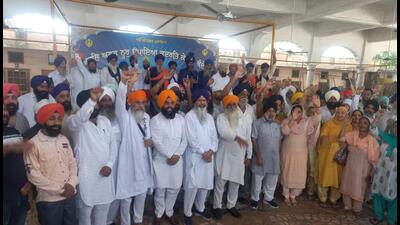 Several office-bearers of the Shiromani Akali Dal (SAD) parted their ways along with their supporters at a programme in Karnal on Monday and formed the SAD Haryana State. (HT Photo) Several office-bearers of the Shiromani Akali Dal (SAD) parted their ways along with their supporters at a programme in Karnal on Monday and formed the SAD Haryana State. (HT Photo)