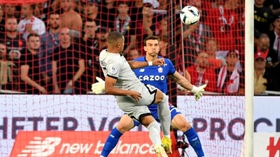 Kylian Mbappe scores his team's first goal during the Ligue 1 match between Lille OSC and Paris-Saint Germain. (AFP) Kylian Mbappe scores his team's first goal during the Ligue 1 match between Lille OSC and Paris-Saint Germain. (AFP)