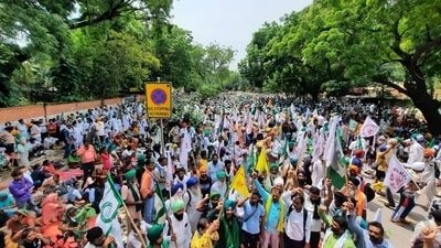 Hundreds of farmers from different states started reaching Delhi to participate in a 'mahapanchayat' called by the Samyukta Kisan Morcha (non-political) at Jantar Mantar on Monday. Security was beefed up at Delhi borders, including Singhu and Ghazipur, police said. (HT Photo/Amal KS) Hundreds of farmers from different states started reaching Delhi to participate in a 'mahapanchayat' called by the Samyukta Kisan Morcha (non-political) at Jantar Mantar on Monday. Security was beefed up at Delhi borders, including Singhu and Ghazipur, police said. (HT Photo/Amal KS)