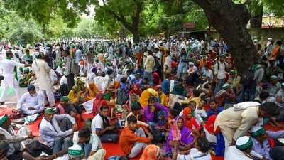 Farmers belonging to several groups holding a mahapanchayat at Delhi's Jantar Mantar (Amal KS / Hindustan Times)