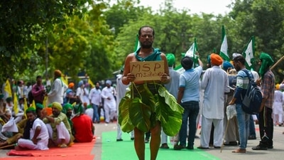A farmer holding a placard with ‘MSP’ written on it. One of their demands is that MSP should be guaranteed as per the Swaminathan Commission report on “C2+50% formula”, and as promised a law should be made to guarantee MSP. (Amal KS / Hindustan Times)