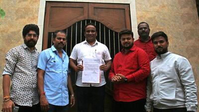 Memberof Sangam Mitra Mandal with the notice. (Ravindra Joshi/HT PHOTO)