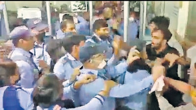 Police said they have received a complaint from the ABVP and are taking stock of the guards’ injuries as well. Action will be taken after a thorough probe, they said. (HT Photo) Police said they have received a complaint from the ABVP and are taking stock of the guards’ injuries as well. Action will be taken after a thorough probe, they said. (HT Photo)