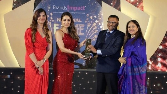 Glamorous Bollywood actress Malaika Arora presenting the award