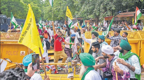 The mahapanchayat was attended by farmers from across the country, who reached the capital on Sunday and Monday on trains and buses and stayed at gurdwaras -- primarily Bangla Saheb, Rakab Ganj and Sis Ganj. s (Amal KS/HT Photo)