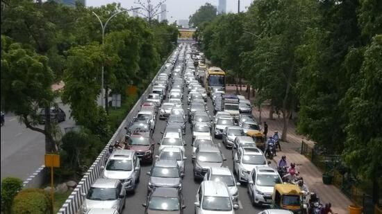 Police were hopeful of situation improving by the afternoon. (HT Photo (Sunil Ghosh))