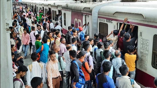 Overcrowded trains at Kalwa railway station. Commuters have threatened to protest if situation does not improve. (PRAFUL GANGURDE/HT PHOTO)