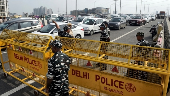 In a tweet, police asked motorists to avoid Tolstoy Marg, Sansad Marg, Janpath Road, Ashoka Road, Outer Circle Connaught Place, Baba Kharak Singh Marg and Pandit Pant Marg due to farmers' congregation.(PTI)