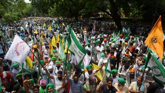 Huge number of farmers held a 'mahapanchayat' at New Delhi's Jantar Mantar to protest against issues including the rising unemployment in the country, MSPs.(Amal KS / Hindustan Times)