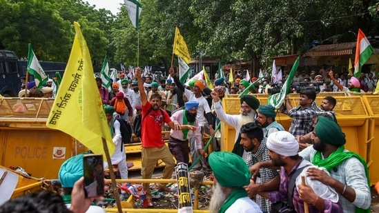 Farmers break through the police barricades during the protest(Amal KS / Hindustan Times)