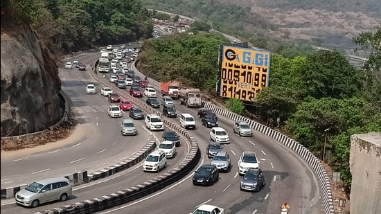 Deputy chief minister Devendra Fadnavis said that the government will consider expansion of the stretch to eight lanes to decongest traffic. (HT FILE PHOTO)