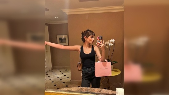 Khushi Kapoor's friend Shanaya Kapoor dropped a 'sad' emoji in the comment section and wrote, "Ok now come back."(Instagram/@khushi05k)