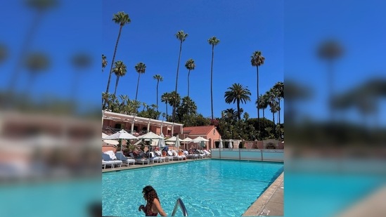 Khushi Kapoor was mesmerised with the sight of the palm trees from the pool of her hotel.(Instagram/@khushi05k)