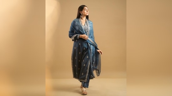 Mrunal Thakur teamed her look with silver jewellery, heels and a bindi.(Instagram/@mrunalthakur)