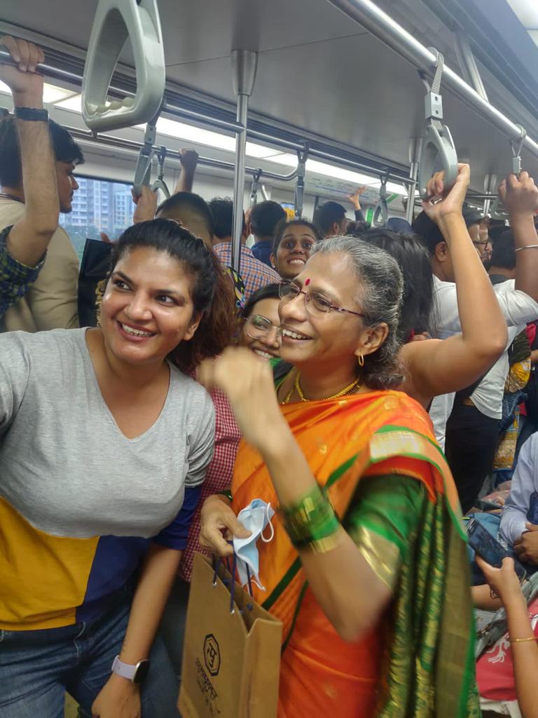 The participants of the antakshri session click a selfie in the Metro