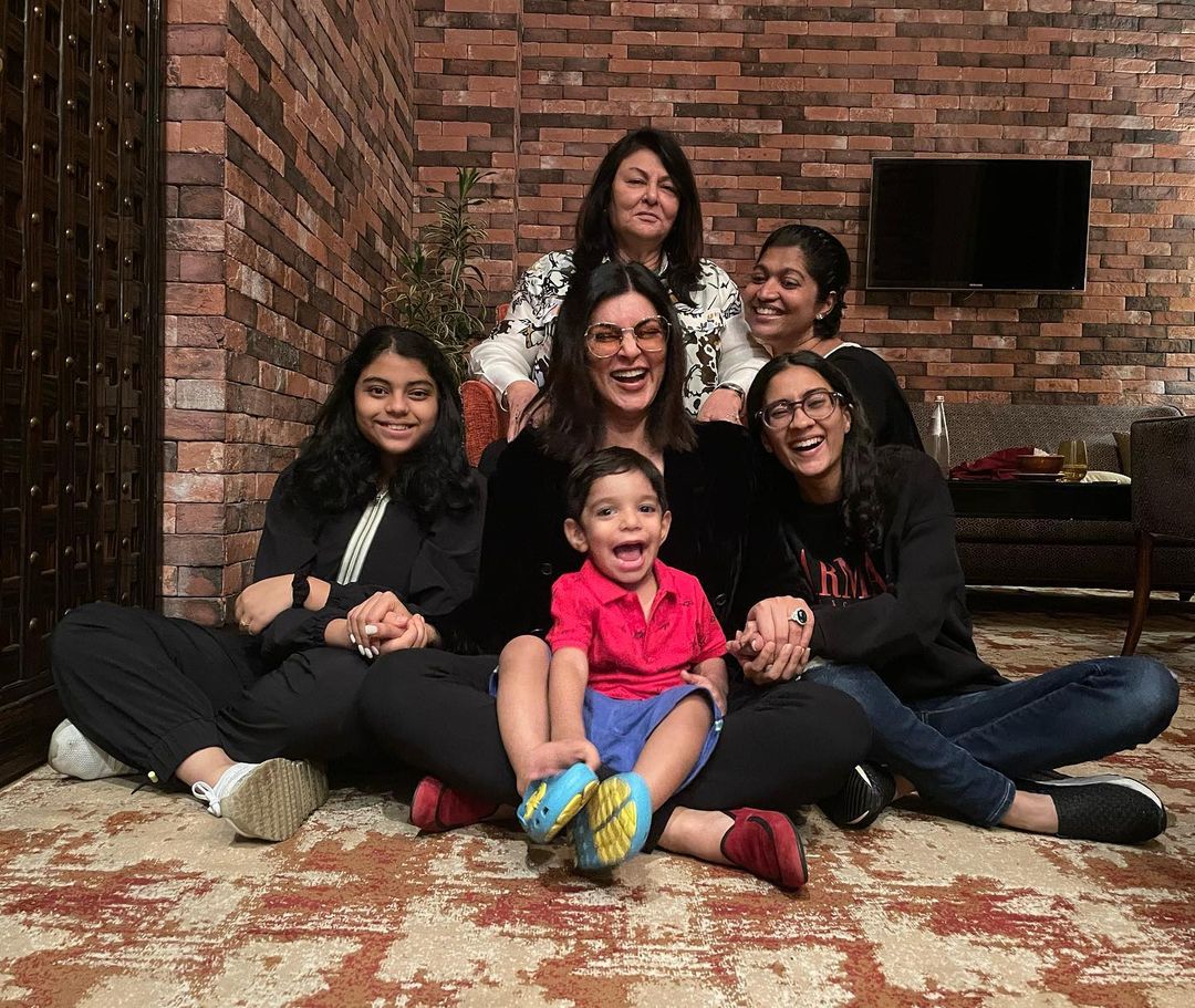 Sushmita Sen posed with her family for a sweet group photo. Sushmita Sen posed with her family for a sweet group photo.