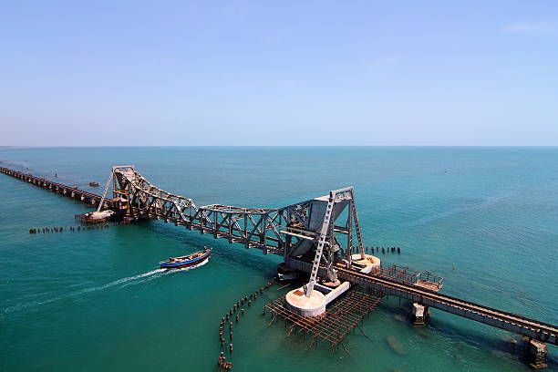 Le pont Pandan relie les îles Rameswaram au continent indien.  Elle a été inaugurée en 1988 et est considérée comme l'une des autoroutes les plus spectaculaires que vous puissiez choisir de parcourir.(gettyimages)
