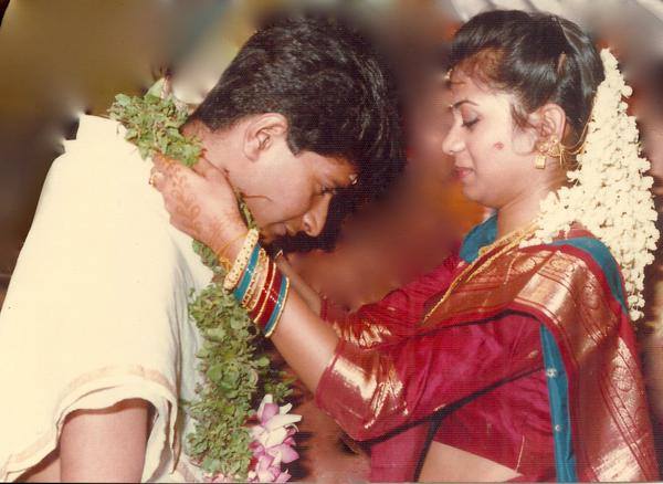 KK는 1991년에 Jyothy Krishna와 결혼했습니다. Kapil Sharma Show에서 KK는 평생 동안 Jyothy라는 한 여성과만 데이트를 했다고 밝혔습니다.