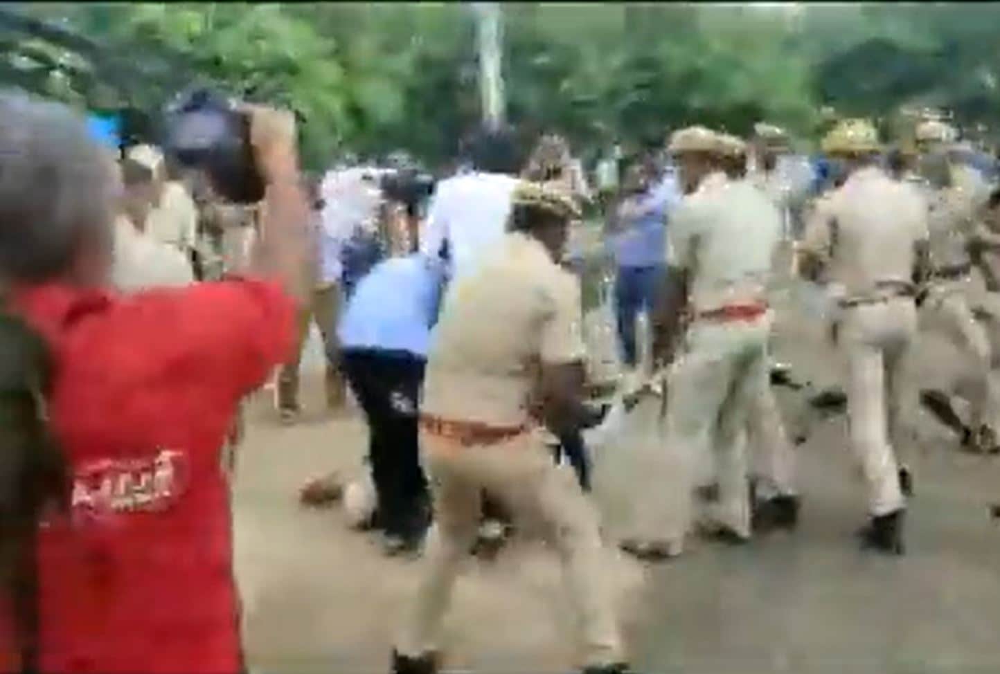 Police resort to lathi charge in Jaipur to disperse mob during filing of nominations for students' union elections on Monday, August 22, 2022. (Screengrab/ANI video)
