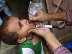 A health worker administers polio drops to a child during a polio vaccination campaign in Karachi on August 15, 2022. ((Photo by Rizwan TABASSUM / AFP)) A health worker administers polio drops to a child during a polio vaccination campaign in Karachi on August 15, 2022. ((Photo by Rizwan TABASSUM / AFP))