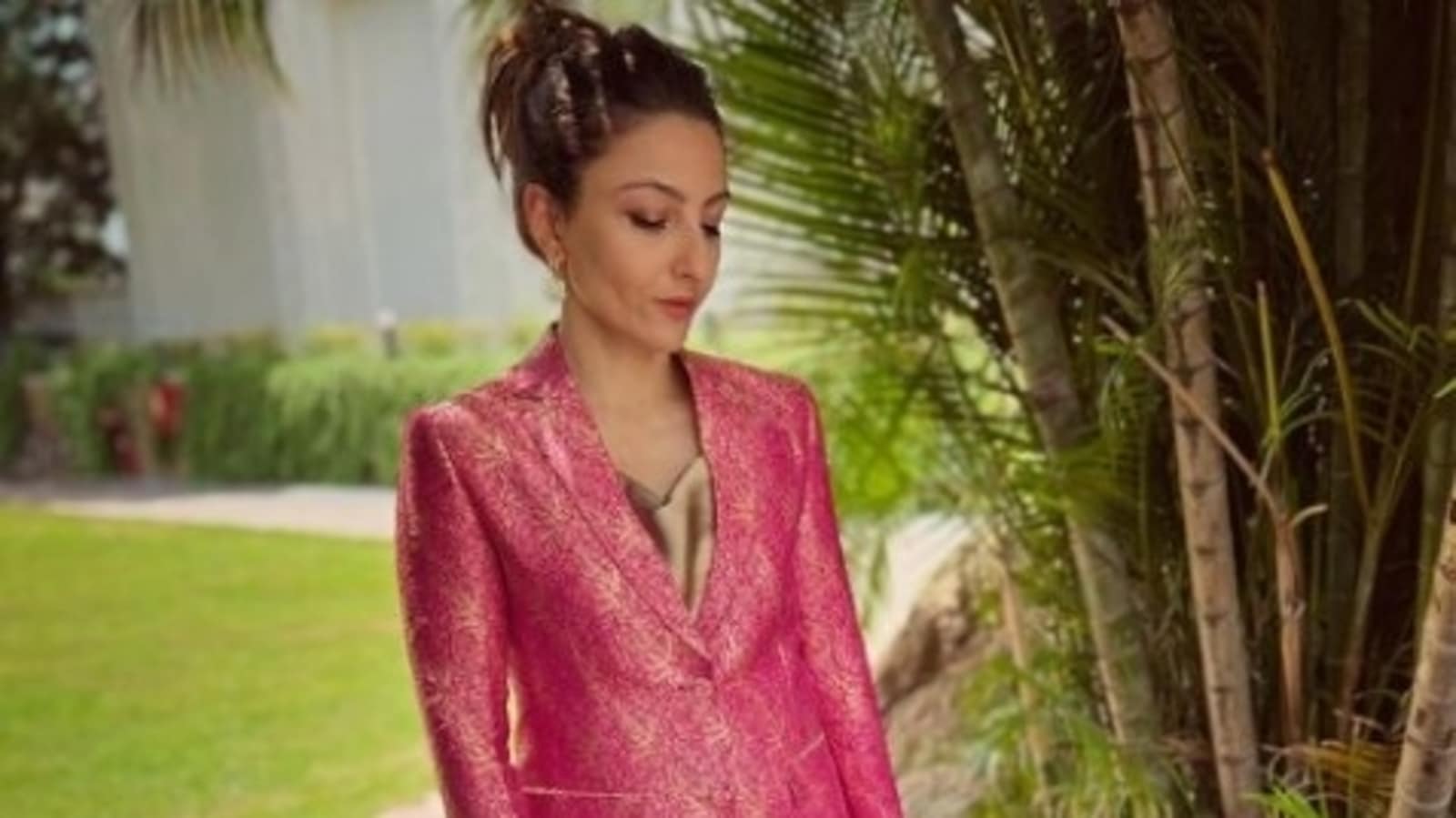 Alex Jones chooses chic velvet suit for red carpet appearance