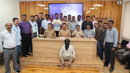 Accused Mehdi Hasan Ansari with GRP officers HT Photo