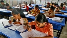 Em Bangladesh, a maioria das escolas fecha às sextas-feiras, mas agora também fechará aos sábados, disse um funcionário do governo.