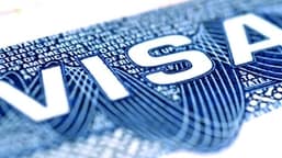 La visa H-1B es una visa de no inmigrante que permite a las empresas estadounidenses emplear trabajadores extranjeros en ocupaciones especializadas que requieren experiencia académica o técnica.